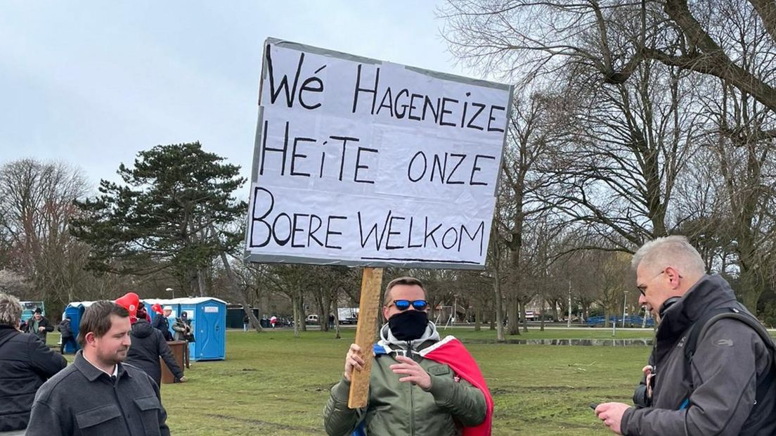 Een actievoerder in het Zuiderpark