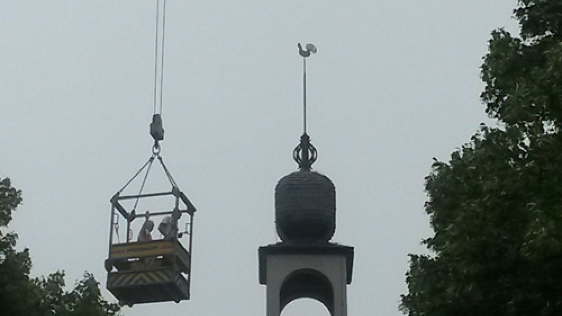 Op de St Martinuskerk in Velddriel is vrijdagochtend de haan teruggeplaatst.