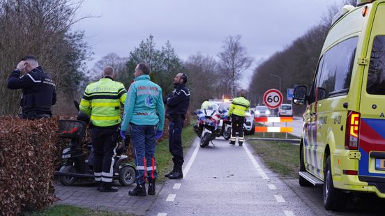 Bestuurder van scootmobiel raakt gewond na botsing met auto in Tynaarlo. Bestuurder van scootmobiel raakt gewond na botsing met auto in Tynaarlo.