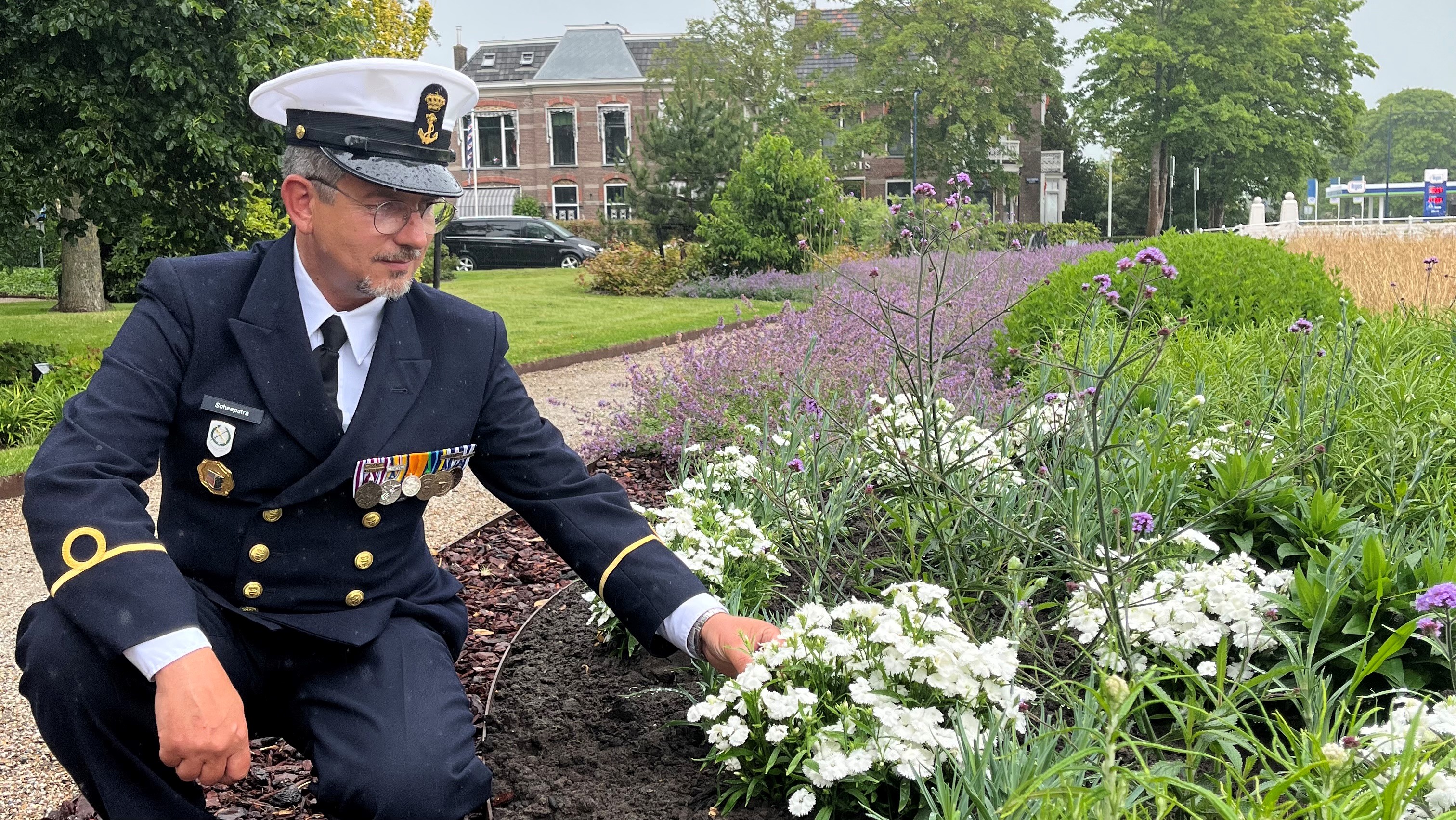 Op feteranedei kriget Harns in eigen Anjerperkje