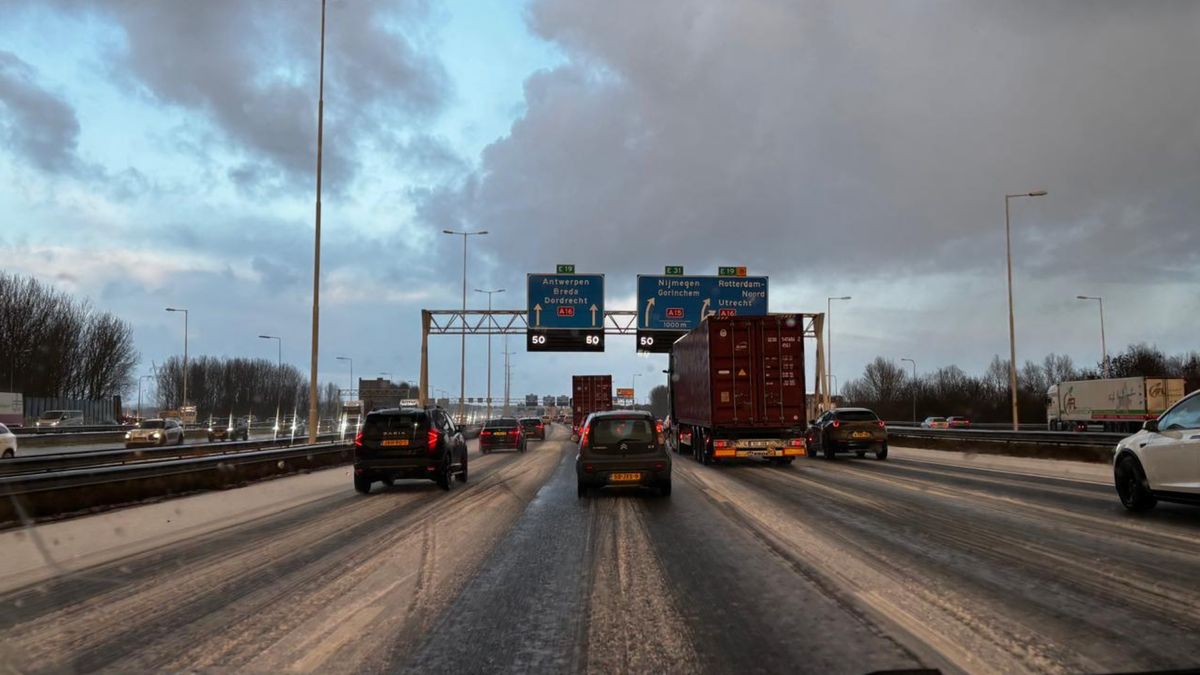 Winterse buien zorgen in spits voor veel vertraging in regio Rotterdam