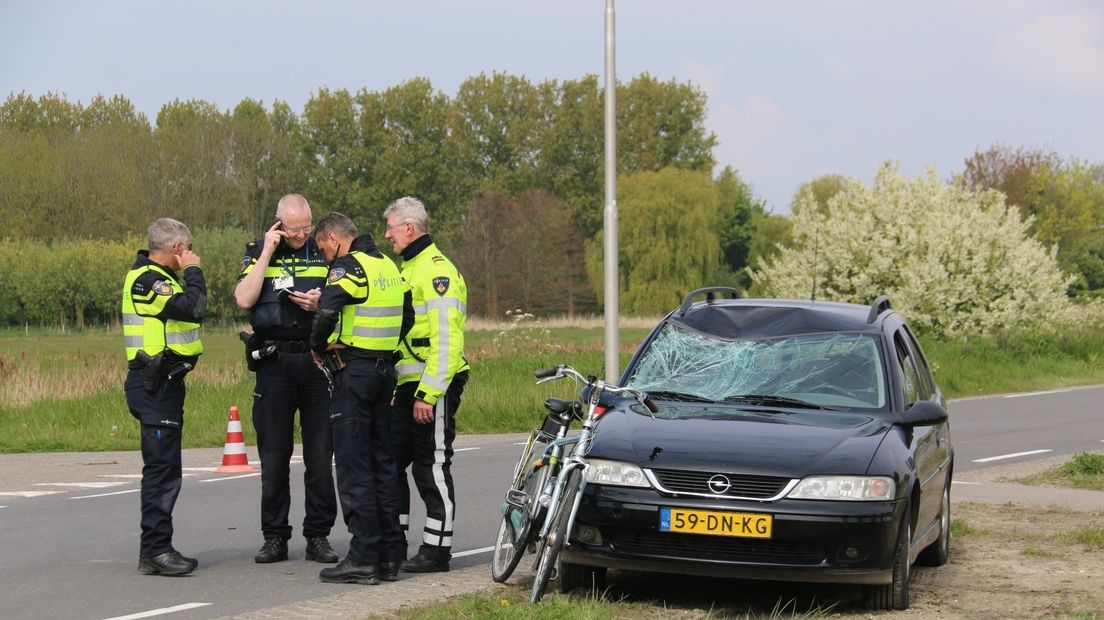 Fietser zwaargewond bij Sint-Maartensdijk (video)