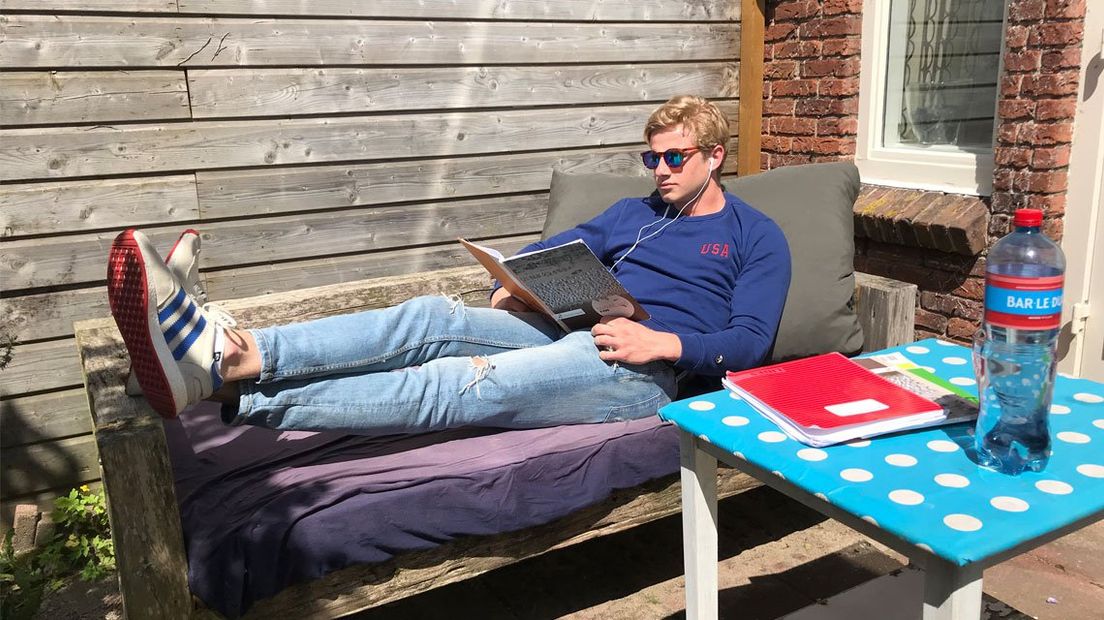 Jelle Bentveld uit Leiden blokt voor zijn eindexamen lekker in de zon 