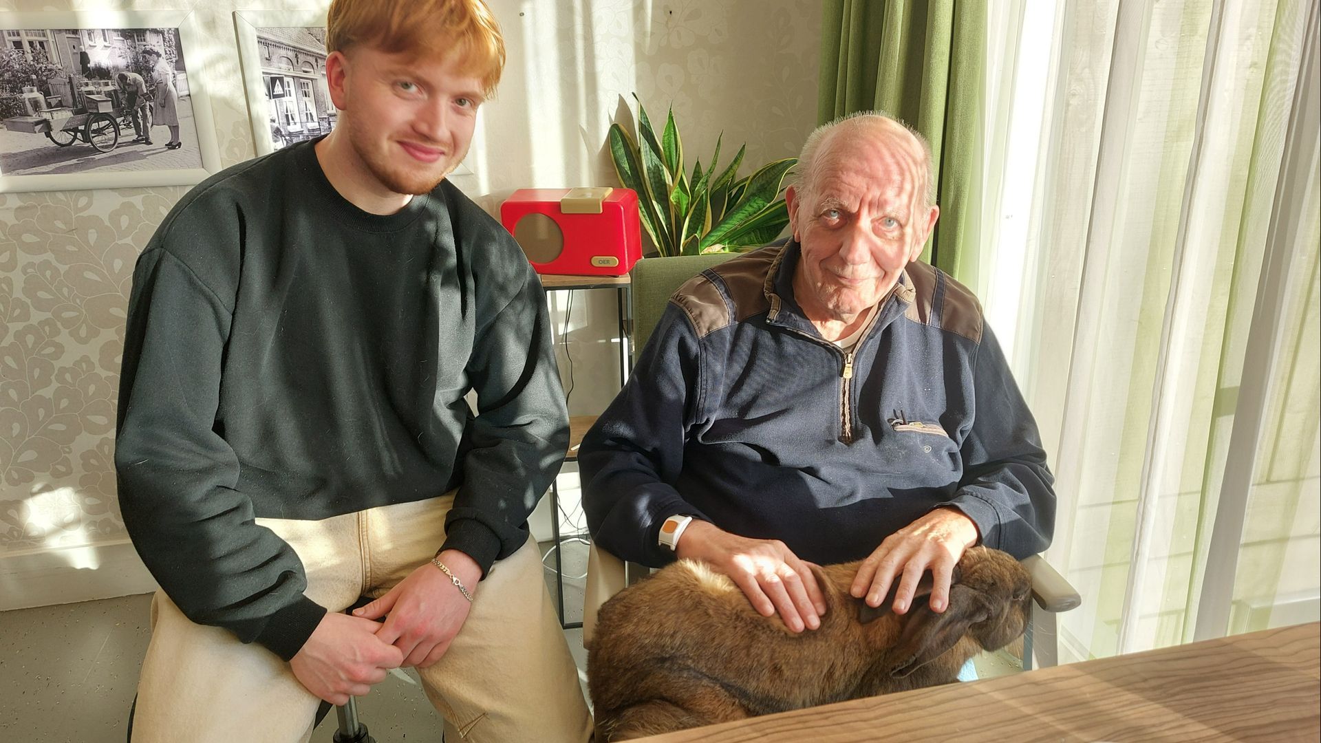 Beestjes van de Kinderboerderij op bezoek bij Marga Klompé, waaronder de Vlaamse reus.