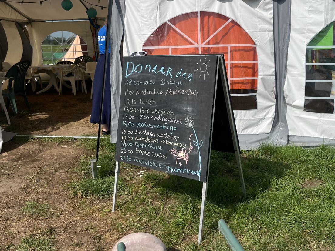 Op het krijtbord wordt iedere dag het programma geschreven.