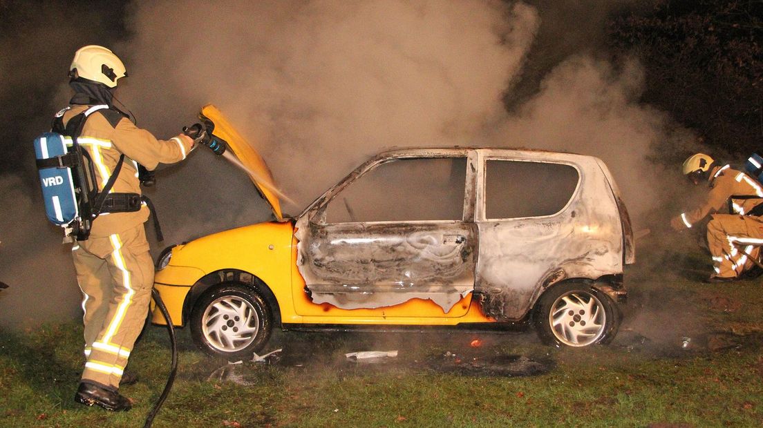 Op de Eerste Bokslootweg in Emmen brandde een auto uit