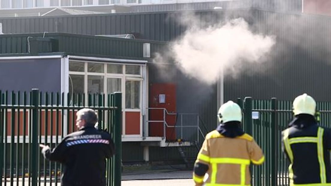 De brand bij pluimveeverwerker Plukon in Wezep is onder controle. Het schoonmaken duurt waarschijnlijk nog dagen, denkt de veiligheidsregio. 'In het hele pand zit een dikke roetlaag.'