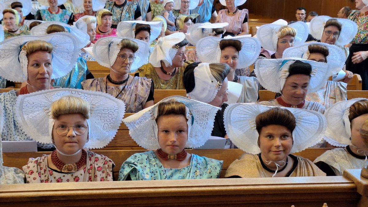 Arnemuiden komt samen in dracht om stadsrechten te vieren: 'Kippenvel was het, eerlijk waar'