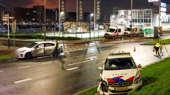 Veel schade na aanrijding politieauto. Veel schade na aanrijding politieauto.
