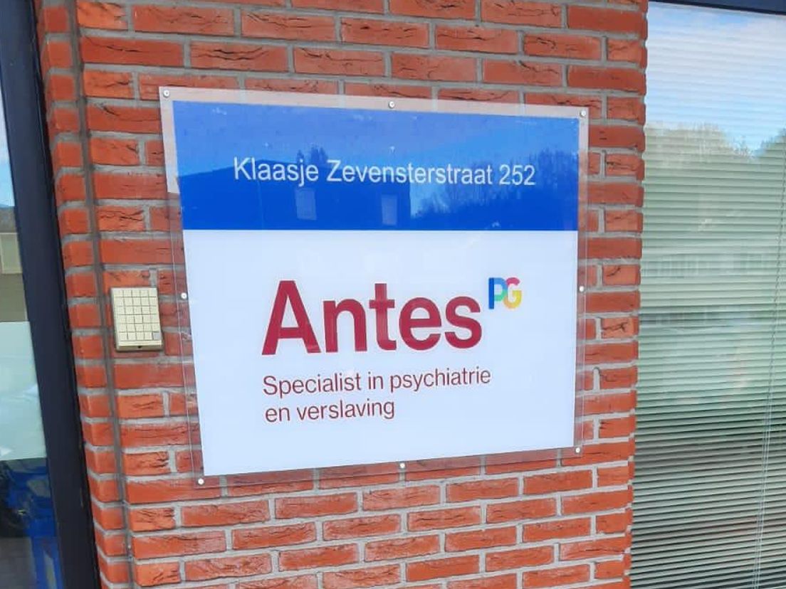 Het bord van Antes op het pand aan de Klaasje Zevensterstraat in Hoogvliet.