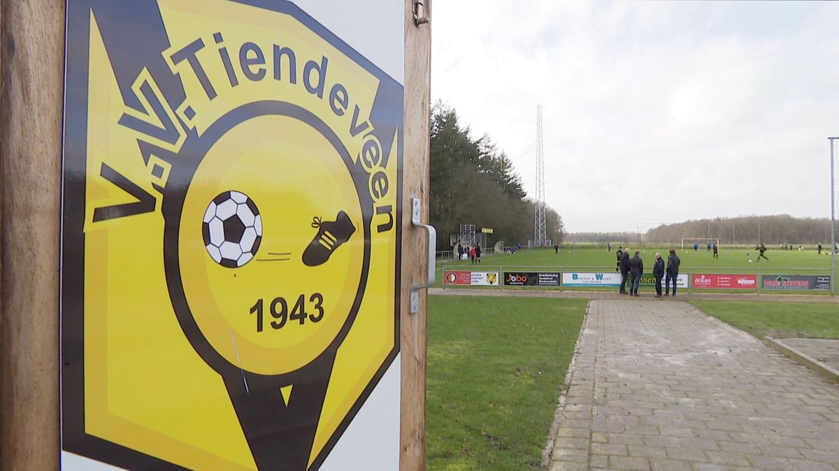Bal tegen hoofd: scheidsrechter bewusteloos, duel in Tiendeveen gestaakt