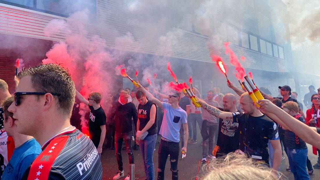 Met fakkels laten supporters van FC Emmen hun steun zien aan de ploeg van trainer Dick Lukkien