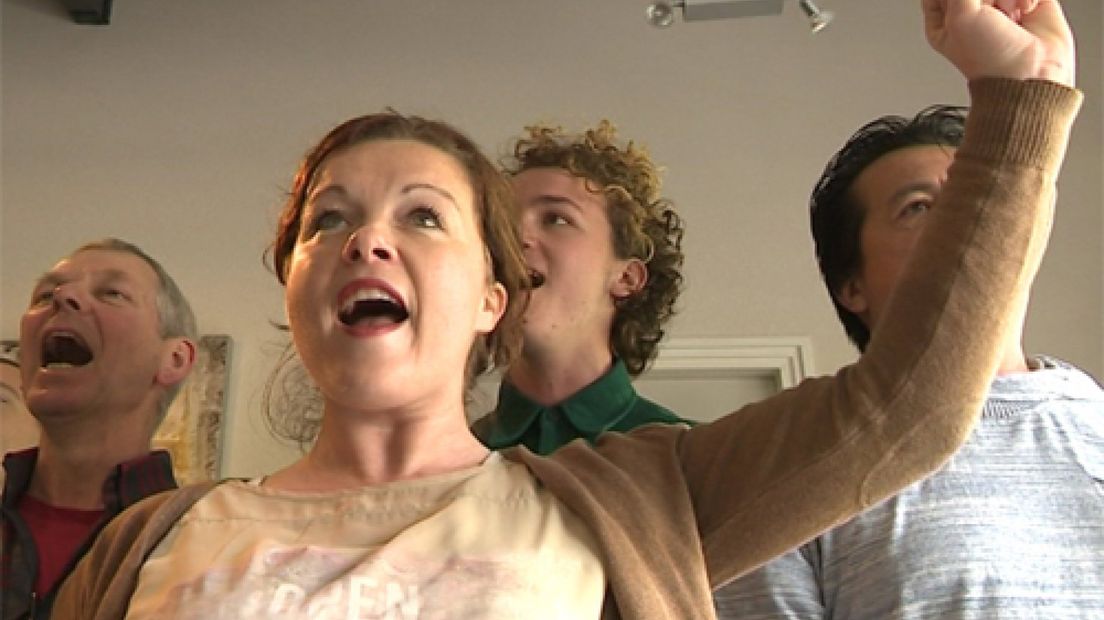De groep MusicalMakers uit de regio Nijmegen heeft ter ere van de slachtoffers van de Berlijnse muur de musical Over de Muur geschreven.