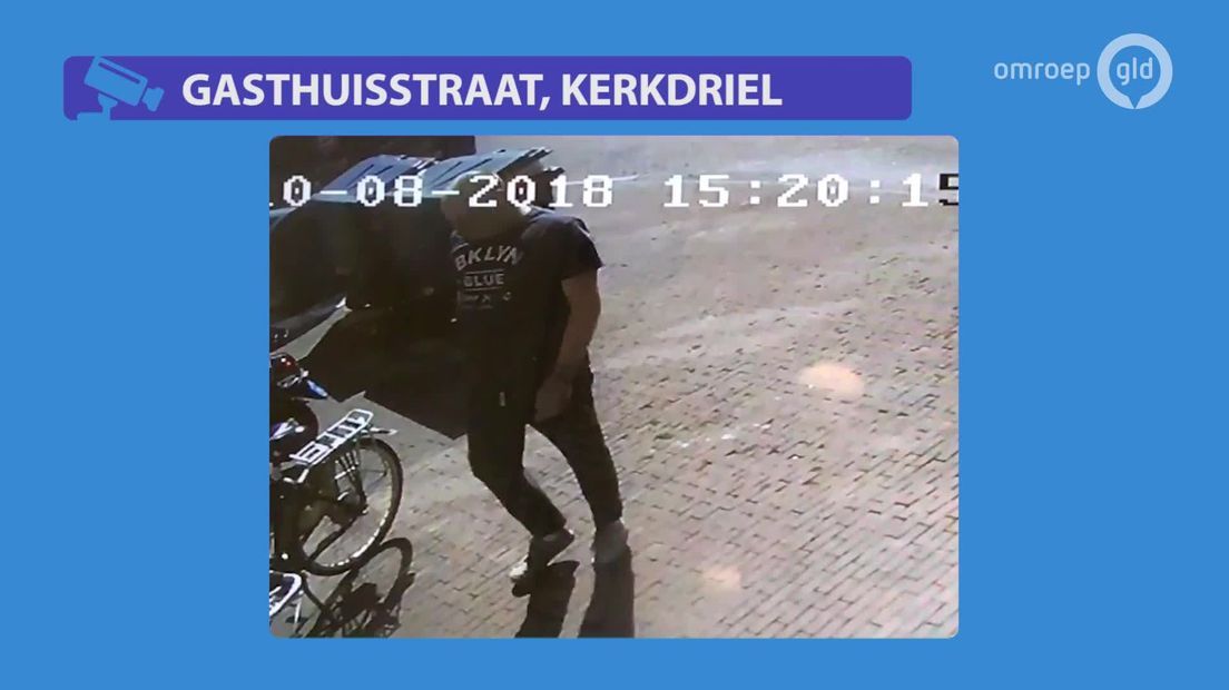 Herken je deze man? Hij steelt een fiets in Kerkdriel.