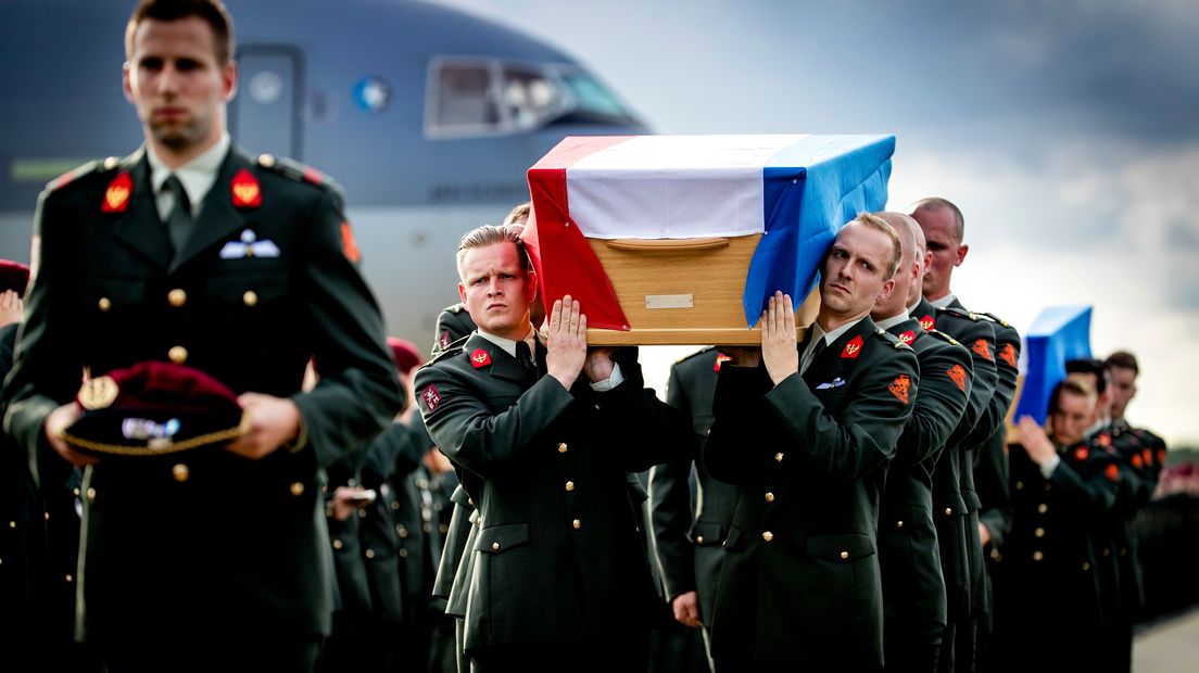 Militairen dragen de kisten van de omgekomen militairen Hoving en Roggeveld (Rechten: ANP/Robin van Lonkhuijsen)