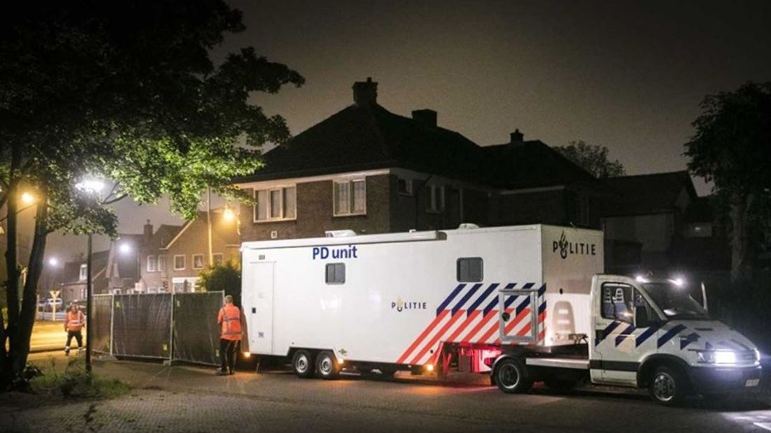De man die afgelopen nacht overleed bij een dodelijke steekpartij is een 64-jarige Apeldoorner. De politie heeft een vrouw aangehouden. Ze woonde samen met de man in het huis aan de Deventerstraat.
