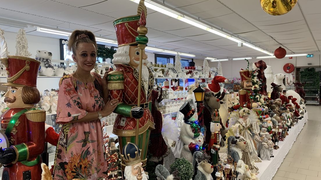 Naima Ceylan in de kerstwinkel in Sluis