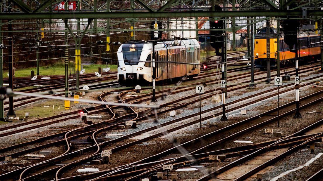 Treinreizigers aan de noordkant van de Veluwe hebben zondag last gehad van diverse incidenten, vooral in Zwolle. Op het station van die plaats zijn zondagmiddag in totaal vijf mensen opgepakt.