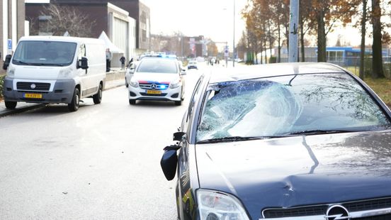 Scholier gewond na aanrijding met auto in Emmen. Scholier gewond na aanrijding met auto in Emmen.