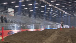 Brullende motoren binnen de Expo Hal Assen voor de Dutch Supercross