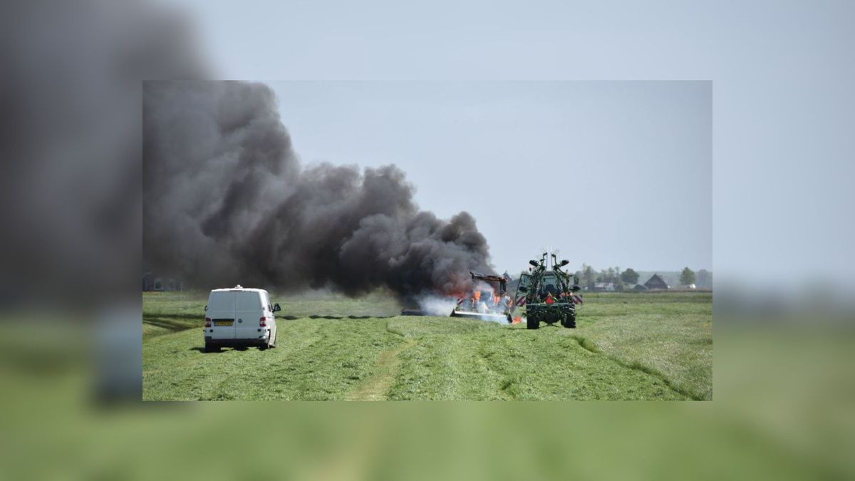 Van deze tractor bij Rinsumageast bleef amper wat over nadat hij in brand vloog