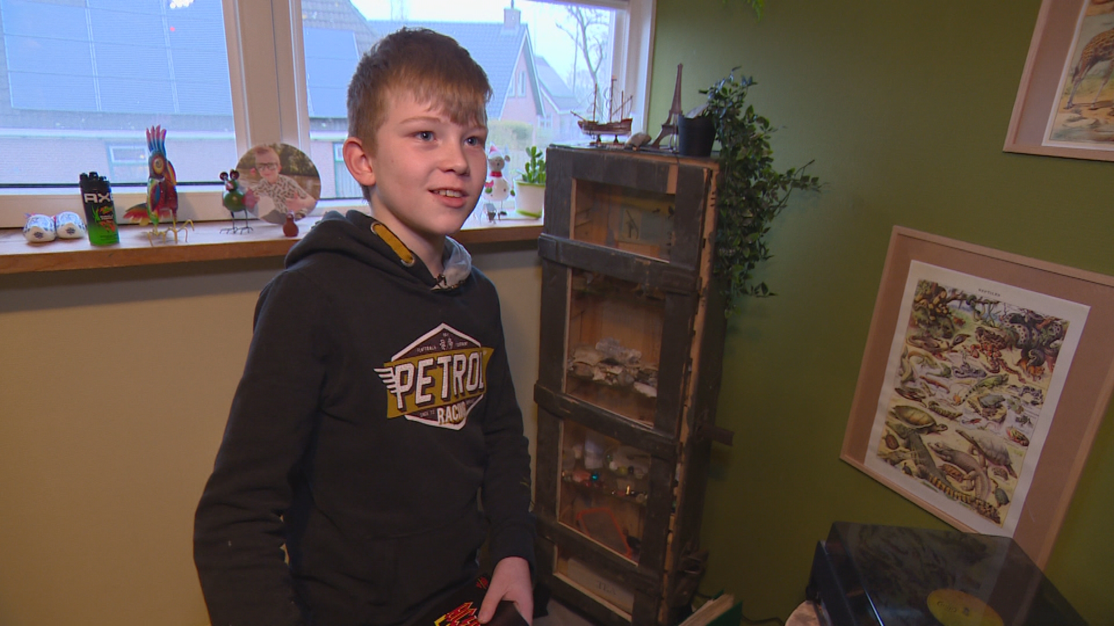 Dylan (10) timmert en verkoopt vogelhuisjes om te sparen voor een eigen boot