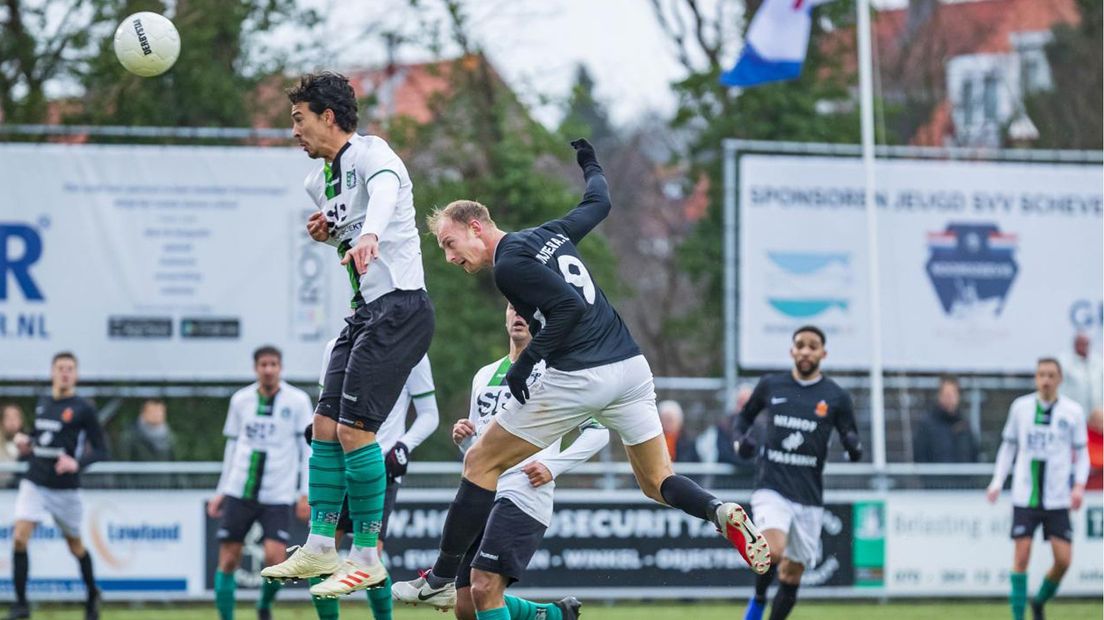 Jari de Jong (SVV Scheveningen) wint het kopduel van Rob van der Leij (HHC Hardenberg)