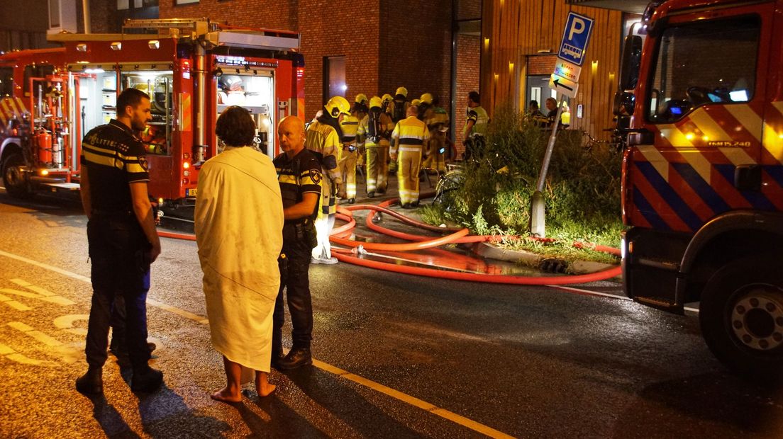 De brandweer kwam met meerdere blusvoertuigen ter plaatse