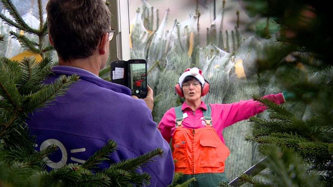 Ellie Bolle neemt een nieuw filmpje op om haar kerstbomen te promoten