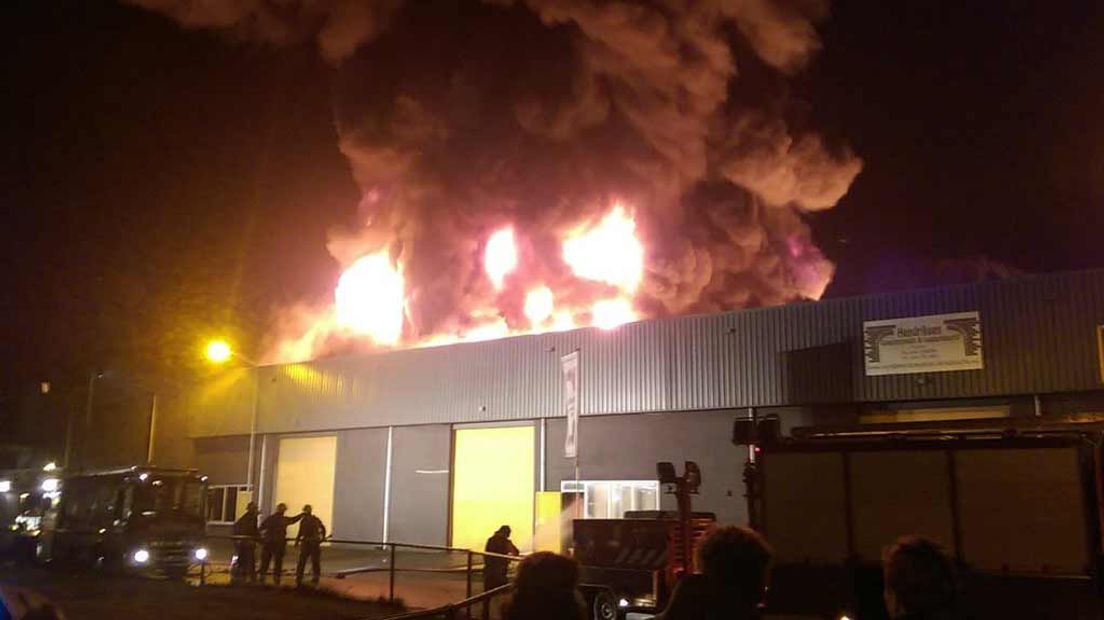 Het bedrijf Verhoef Packaging aan de Hoge Eng-Oost in Putten is vrijdagavond door brand verwoest. De zeer grote uitslaande brand legde het bedrijfsgebouw in enkele uren in de as. Er raakte niemand gewond. De brandweer was zaterdagmorgen nog aan het nablussen.