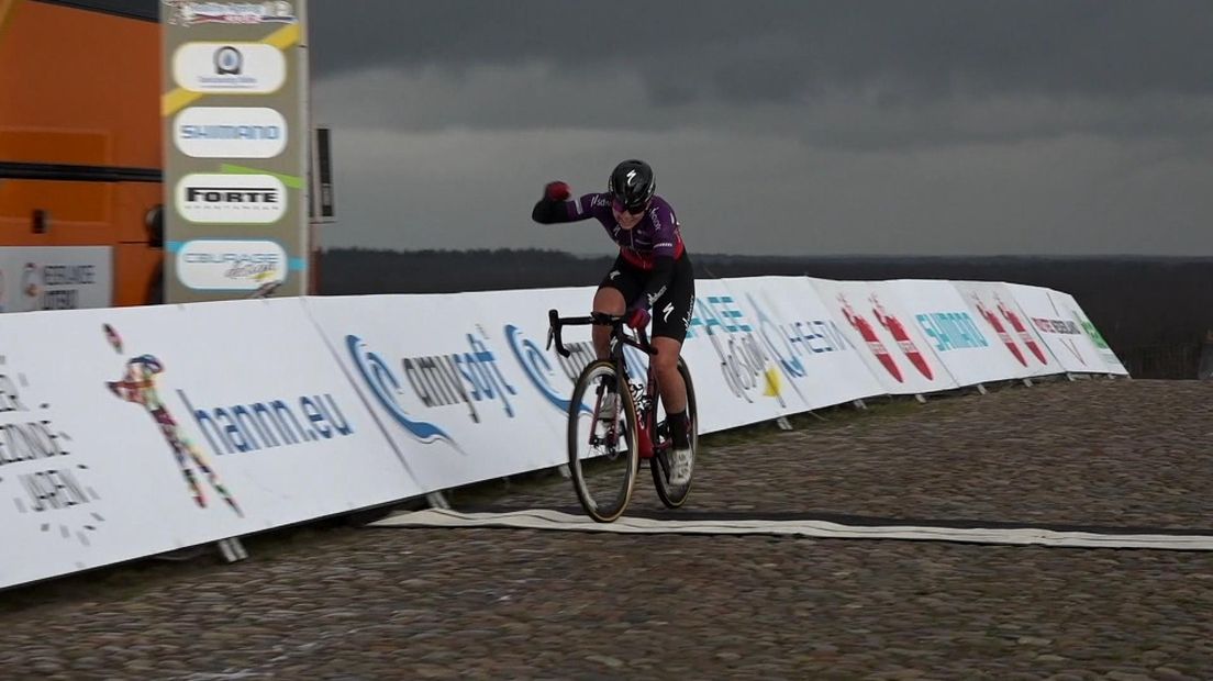 Lonneke Uneken viert haar eerste profzege op de top van de VAM-berg