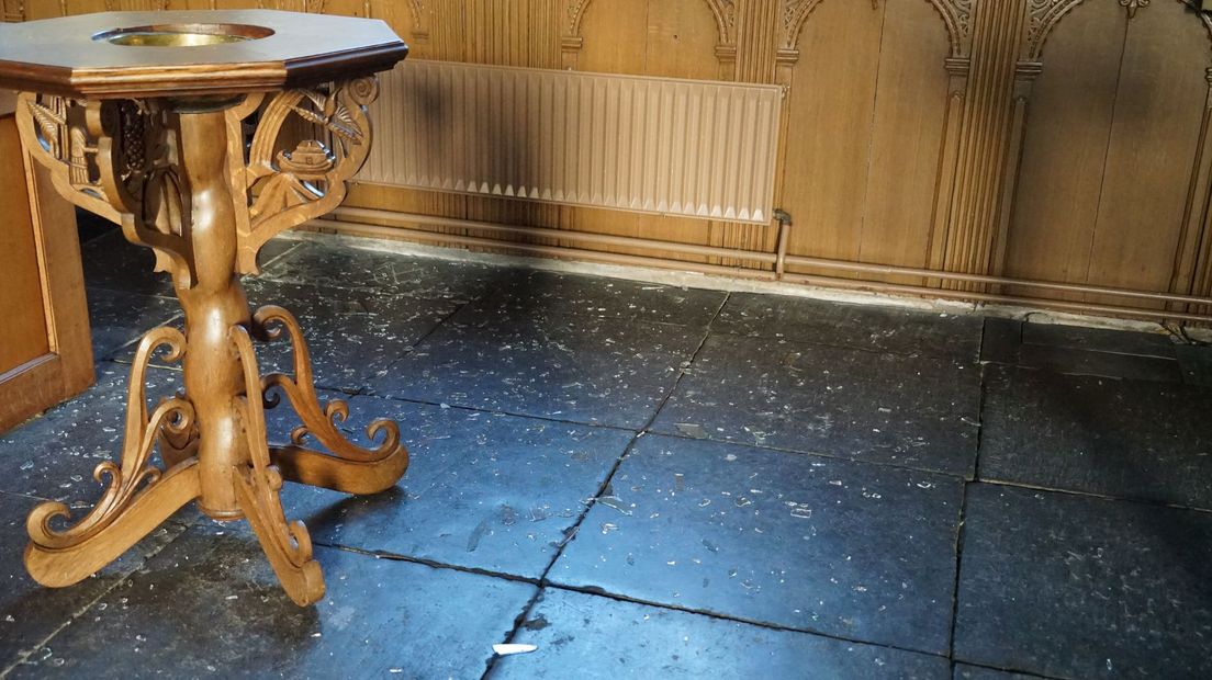 Ruiten gebroken bij Hervormde Kerk Zwartsluis. vermoedelijk met zwaar vuurwerk
