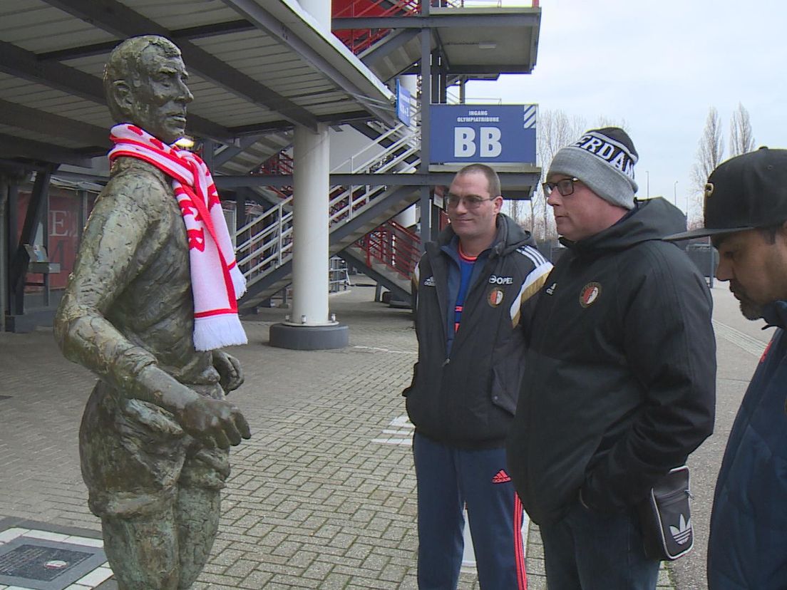 Fans bij standbeeld Coen Moulijn bij de Kuip (archieffoto)