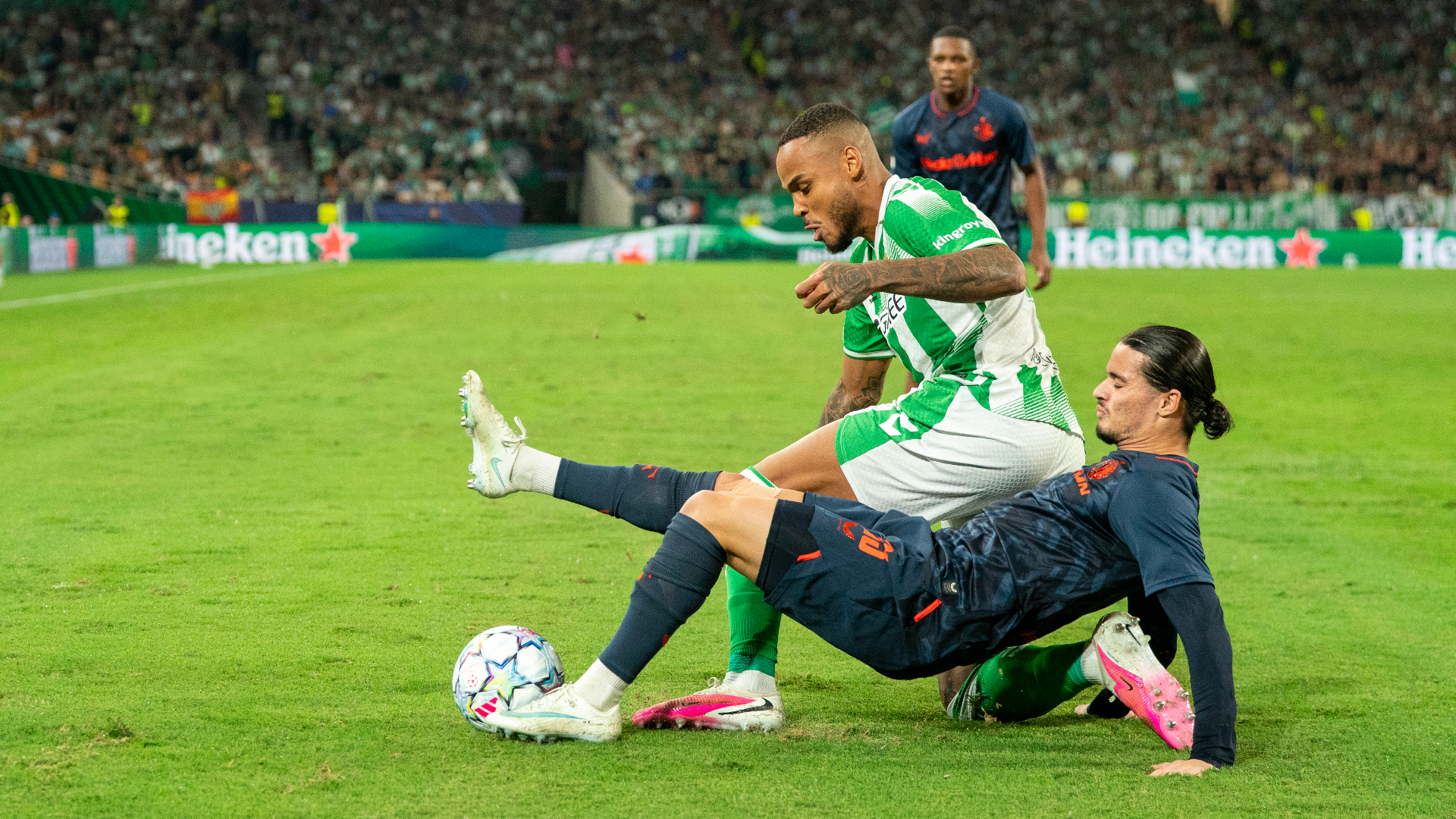 Anis Hadj Moussa in actie tijdens Real Betis-Feyenoord.