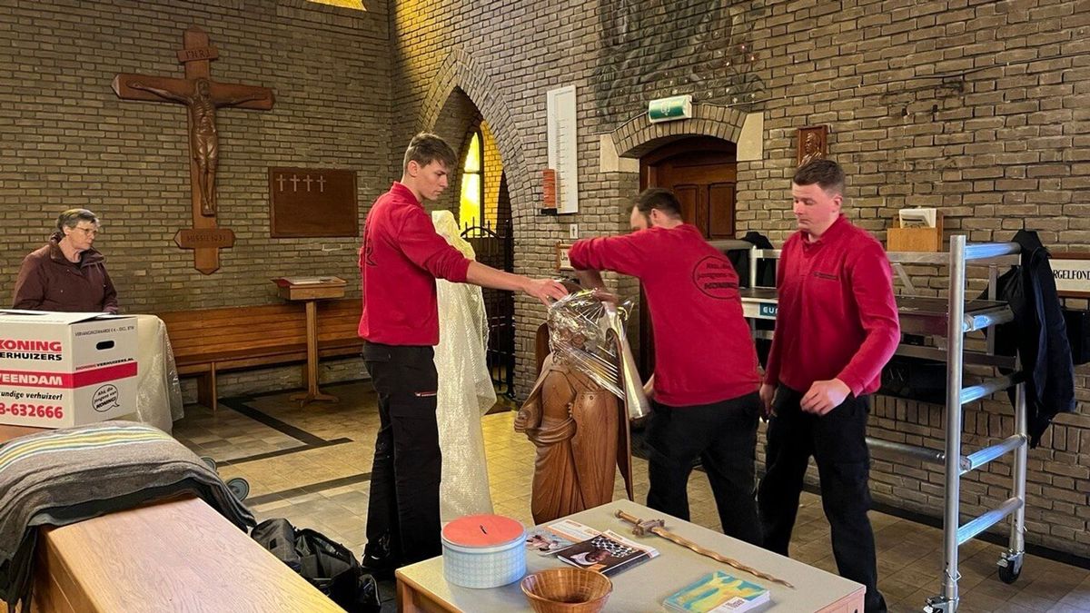 Delicate verhuisklus met bubbeltjesplastic voltooid: Heiligenbeelden van Steenwijksmoer naar Veendam