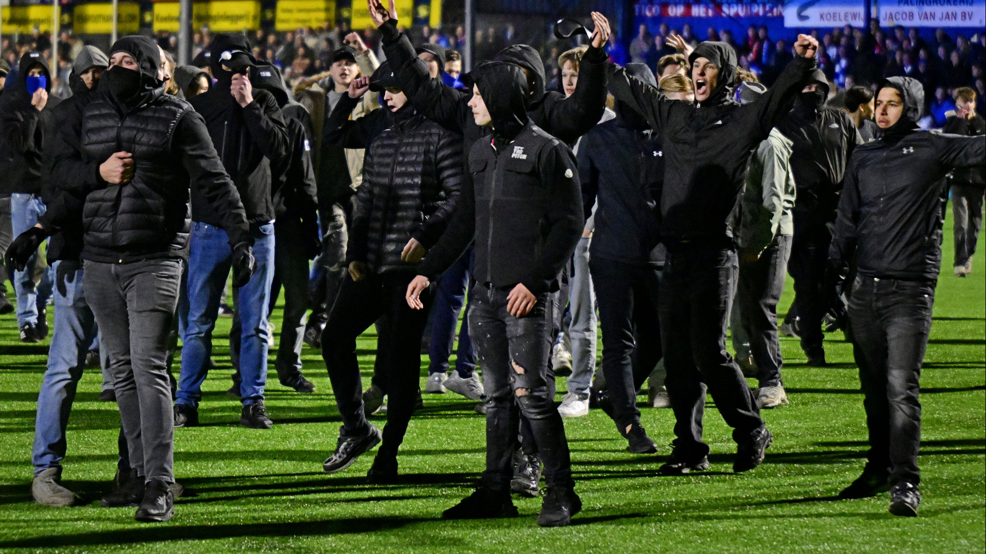 VIDEO: Fans van Eredivisieclubs mogelijk betrokken bij grote vechtpartij in Spakenburg