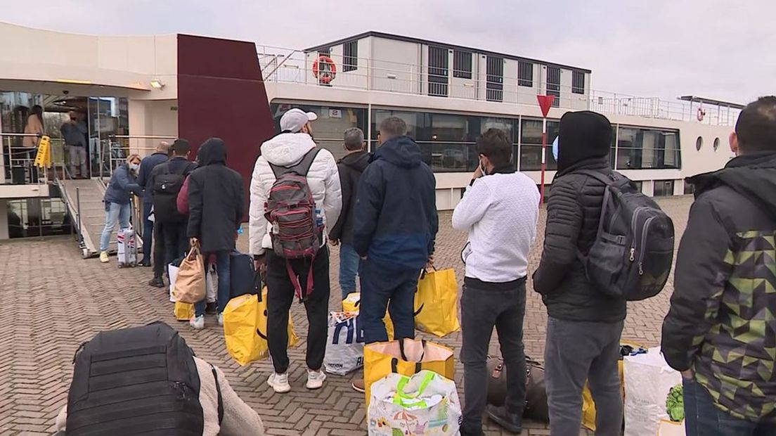 Vluchtelingen arriveren bij het cruiseschip.