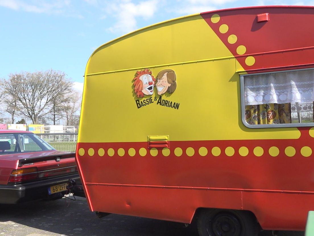 Een fan heeft de caravan en auto van Bassie & Adriaan nagemaakt