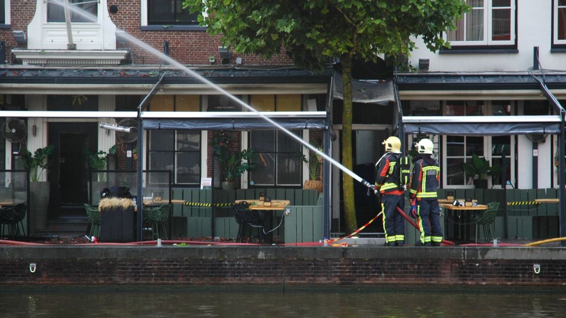 De brandweer is druk bezig met nablussen