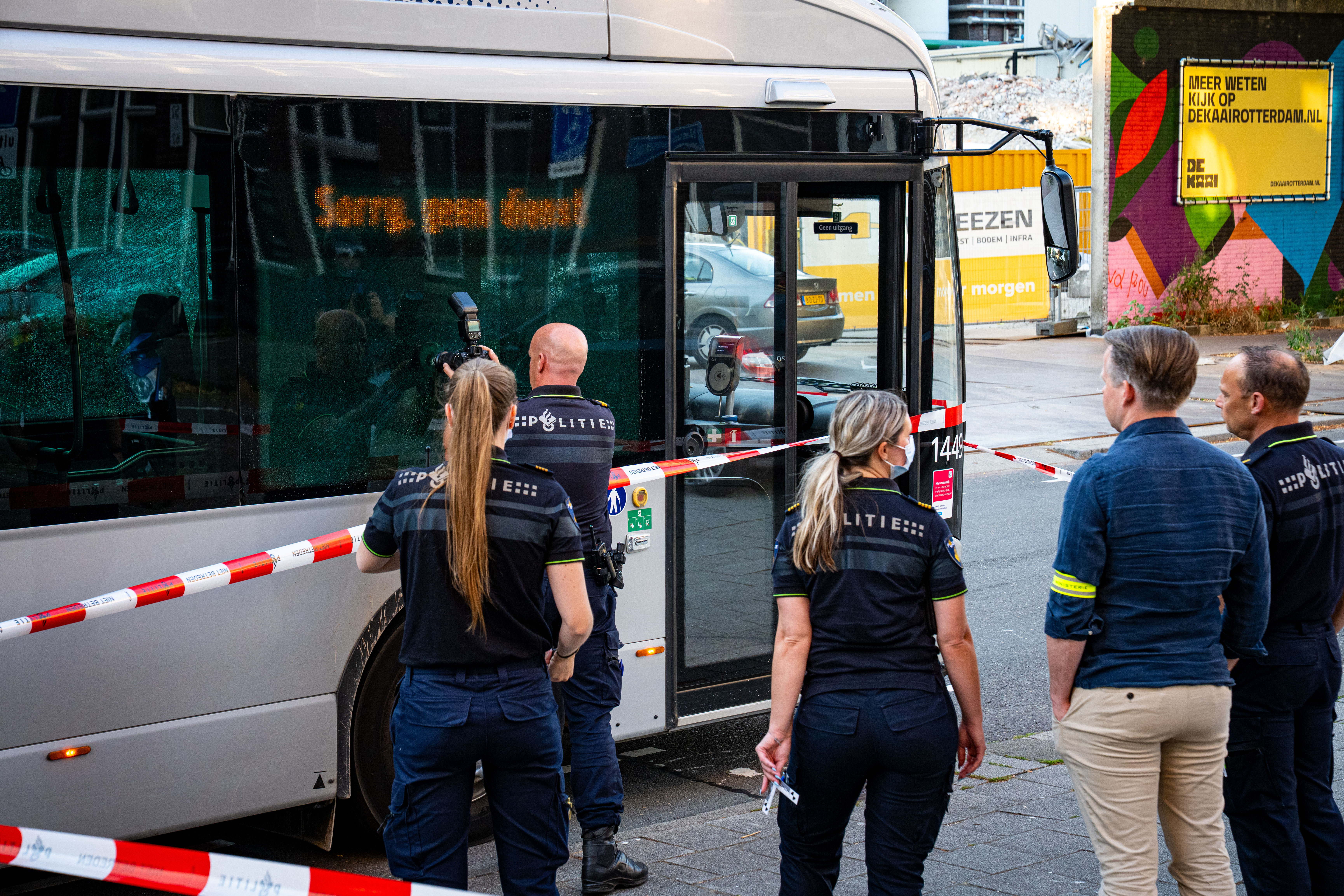 Een van de kogels ging dwars door de bus heen.