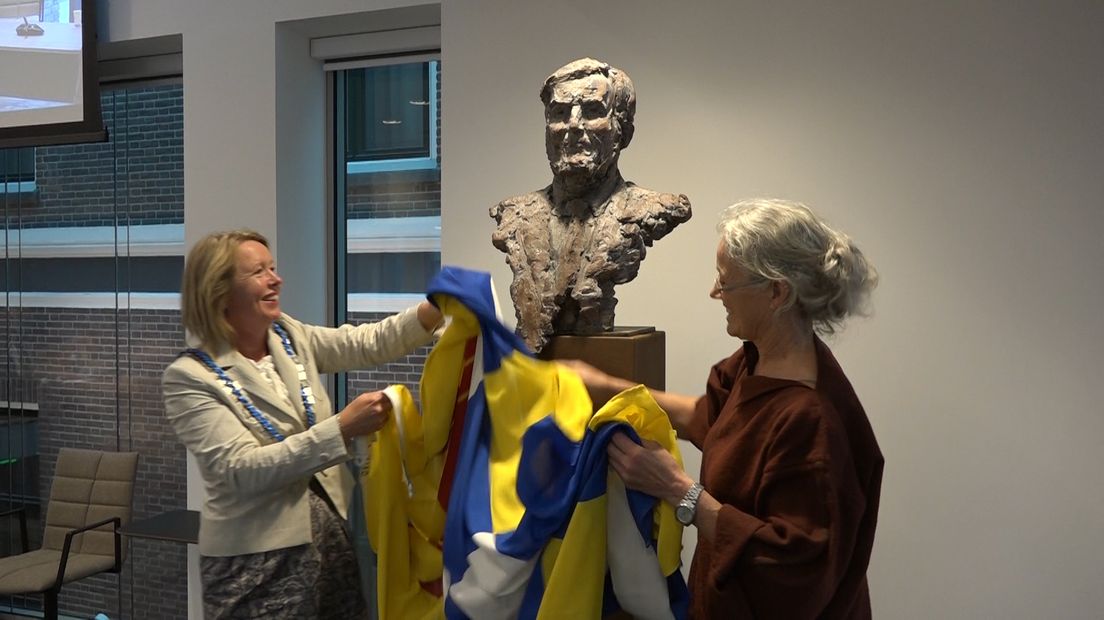 Patricia Hoytink-Roubos en kunstenares Maria Stams onthulden het borstbeeld.