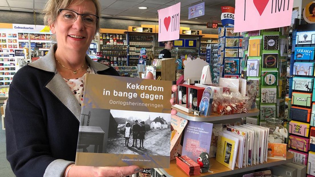Kitty Gerritsen met het boek