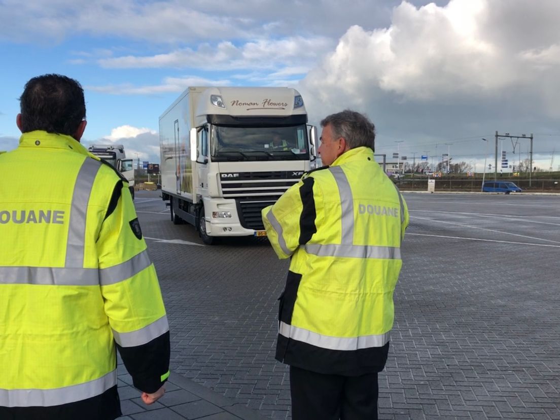 Douaniers op de terminal in Hoek van Holland