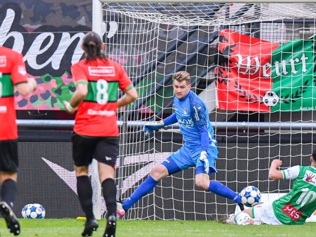 Naoufal Bannis glijdt de 0-1 achter doelman Mattijs Branderhorst