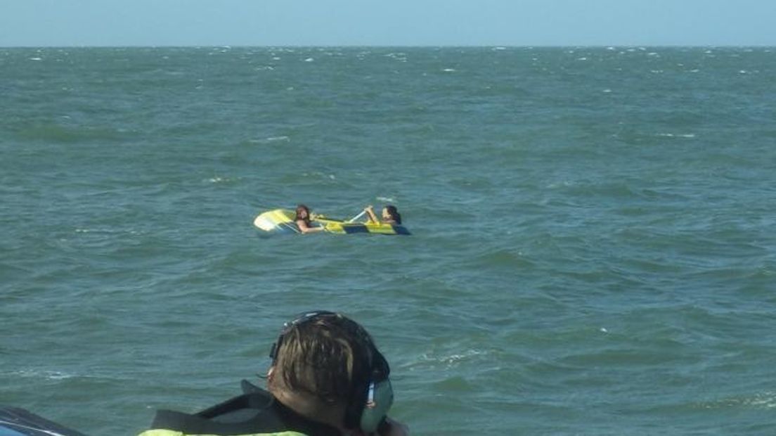 Het bootje dreef het hoofdvaarwater van de zeeschepen in.