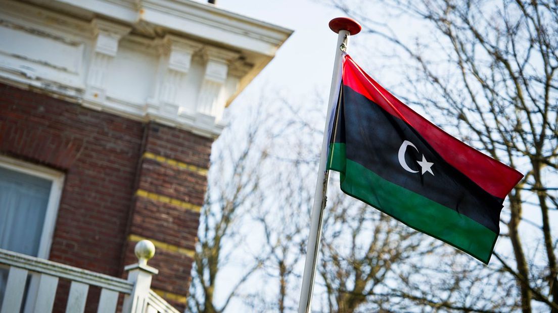 De Libische vlag bij het consulaat in Den Haag
