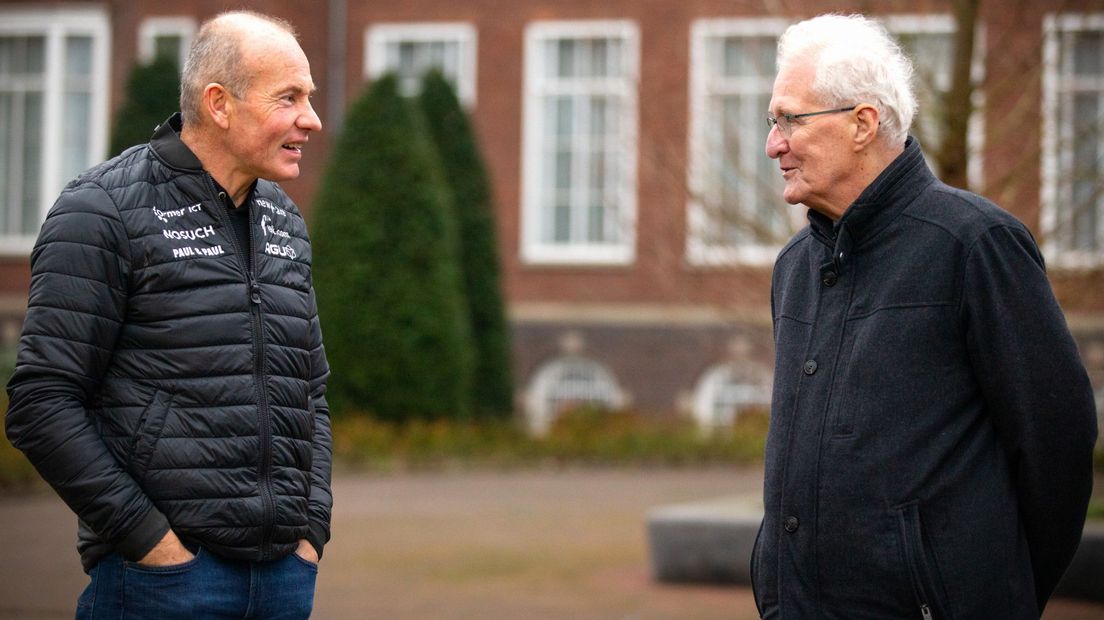 Henk Angenent (links) en oud-burgemeester Martien Paats terug op de plek van de huldiging