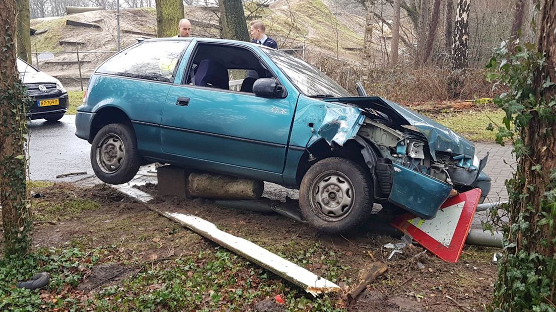 Auto ramt hekwerk in Enschede: bijrijder gewond naar ziekenhuis