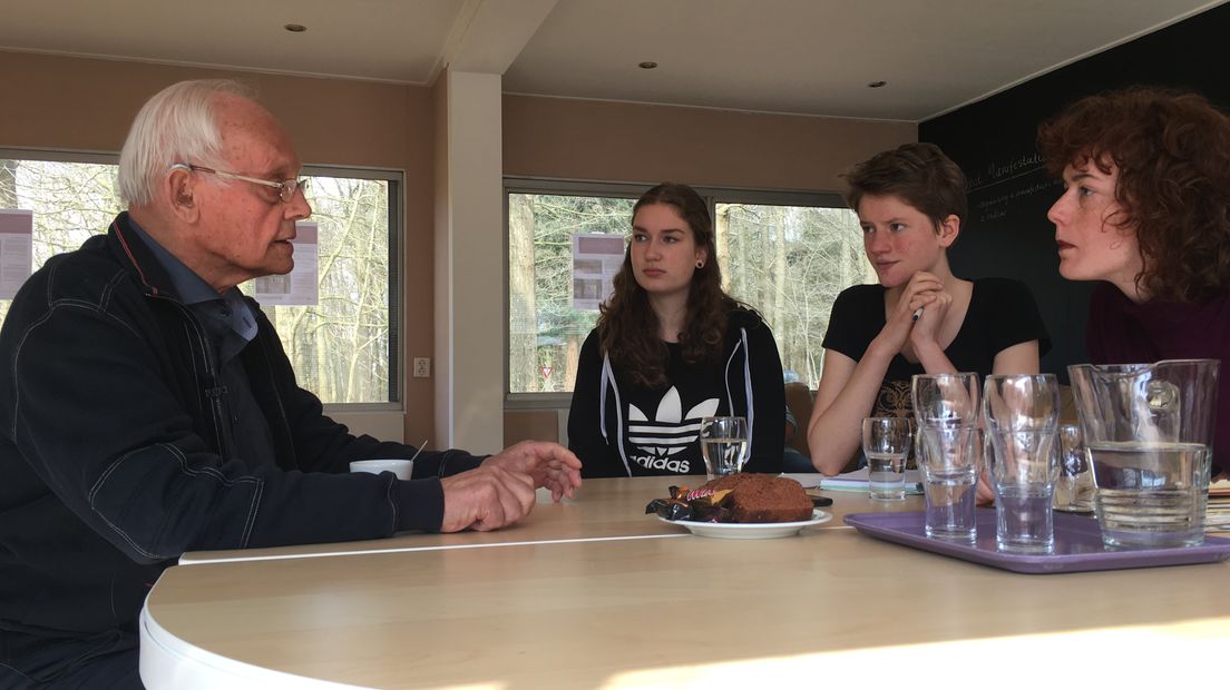 Smeenge praat over zijn herinneringen aan Kamp Westerbork. (Rechten: RTV Drenthe/Marjolein Lauret)