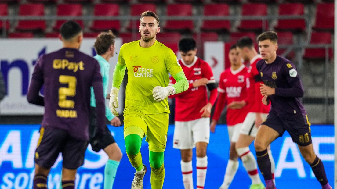 Keeper Leeuwenburgh in de aanval tegen AZ